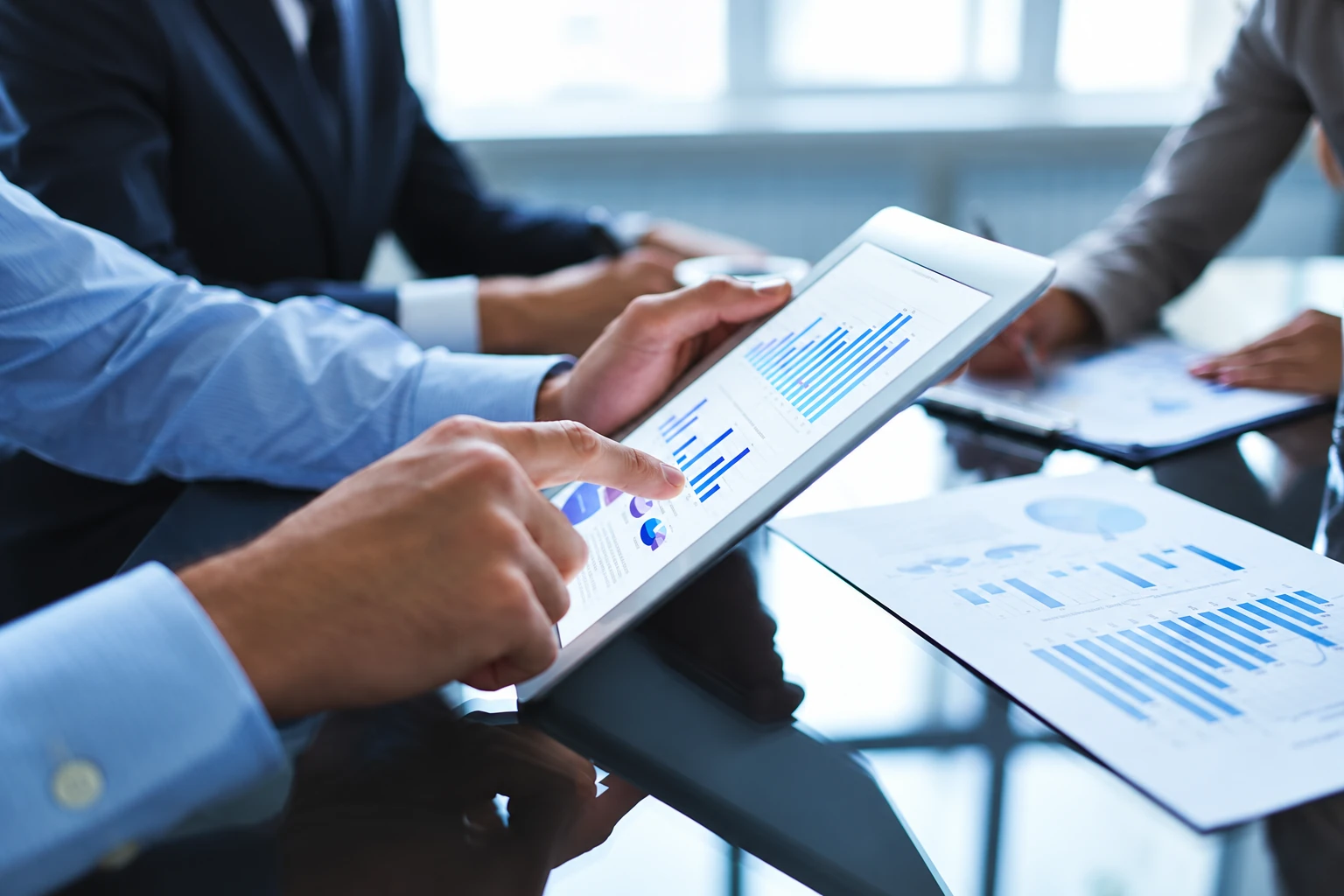 Financiële cijfers en grafieken op een tablet